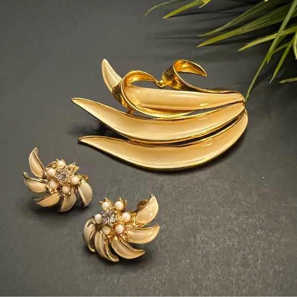 Vintage Signed H.S.K Ivory Stripe Enamel Gold Brooch and Earrings - Picture 8 of 10